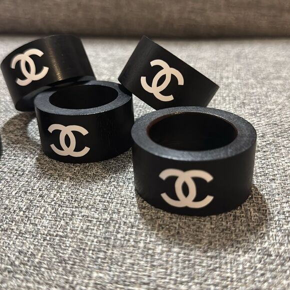 CHANEL Black and White Wood Napkin Ring Set of 6 - Picture 5 of 6